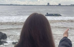 лодка двама спасители преобърна бурното море влас очите шокирани очевидци