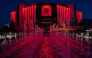 сградата ндк светна червено