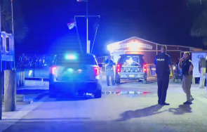 мъж лодка откри стрелба хора бар сащ трима убити видео