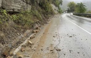 затвориха временно пътя велико търново арбанаси заради паднала скална маса