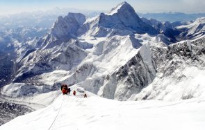 продължава евакуацията стотиците блокирани подножието еверест катерачи