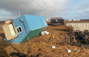 трима изчезнали мощна буря ударила западна аляска