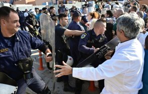 полицаи лекари биха атина