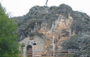 уникалният скален параклис петка трън твори чудеса снимки