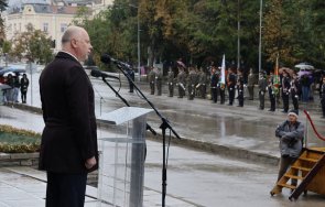 премиерът желязков обеща военните увеличение заплатите снимки