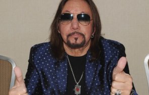 почина легендарният китарист ейс фрели един основателите групата kiss