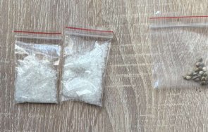 криминалисти столичното пето иззеха близо килограма различни наркотици успешна реализация снимки