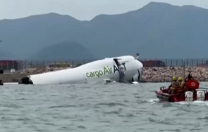 самолет излезе пистата падна морето летището хонконг