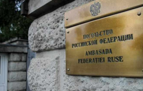 мъж опита нахлуе кола руското посолство букурещ