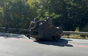 военен джип преобърна таван прохода републиката снимка