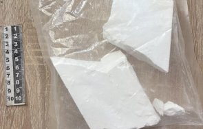 криминалисти столичното пето иззеха близо килограма различни наркотици успешна реализация снимки