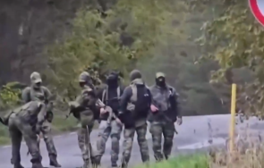 покрити лица открити оръжия руски сили струпаха границата естония