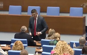 извънредно мирчев пак прави интересен отиде крака борисов пленарна зала вижте реагира лидерът герб снимки