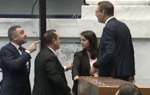 страшен скандал възраждане просят бъдат изхвърлени парламента обиждат депутати налитат бой видео