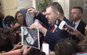 първо пик пеевски показа снимка бойко рашков един задържаните изборите пазарджик всичко беше пърформанс пуделите пачките хванаха собствените коли виде