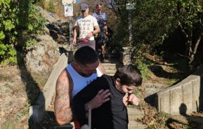 баща изкачи карандила събере пари лечението сина