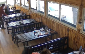 агресивен тип нахлу нож заведение софия започна троши наред