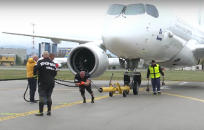 успяха двама българи издърпаха тонен самолет