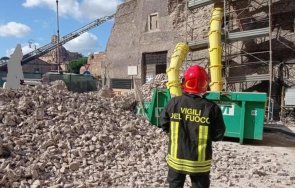 рухнала кула рим рани трима работници