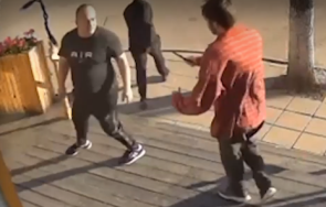 екшън луд троши напада нож хора пълно заведение