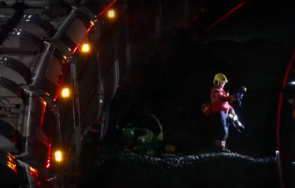 атака нож влак великобритания души ранени двама опасност живота