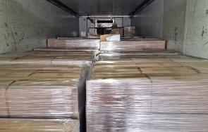тона заготовки цигарени кутии задържаха митничарите видин снимки