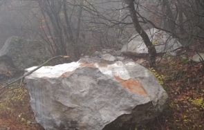 тонна скала падна метра височина разцепи пътя околчица