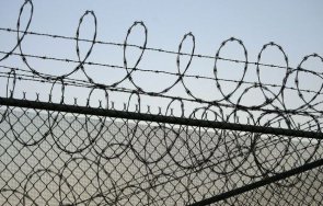 издирват двама британски затворници освободени погрешка лондонски затвор