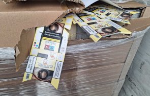 Над 20 тона заготовки за цигарени кутии задържаха митничарите във Видин (СНИМКИ)