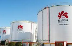 една големите китайски рафинерии временно спира покупките руски петрол