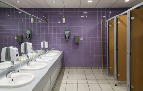 арестуваха служител предполагаемо заснемане клиентка тоалетна