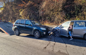 челен удар две коли затруднява движението пътя рожен смолян