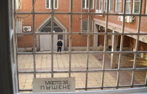 нощна проверка ареста варна белезници петима надзиратели