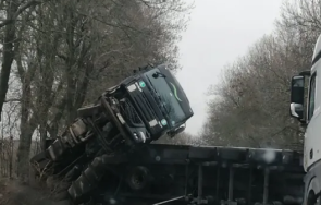 катастрофа два камиона затвори димово