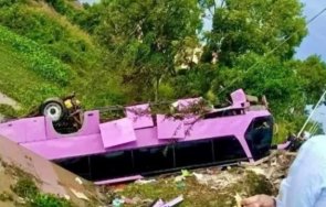 души загинаха автобус падна мост видео