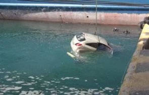 автомобил падна морето гръцкото пристанище пирея