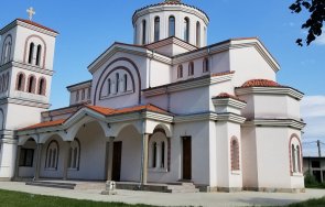 безбожници откраднаха пари новата църква стряма