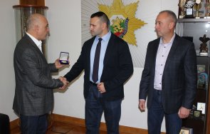 служител нсо спаси паднал фитнеса мъж отличиха