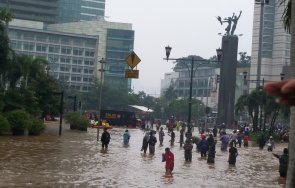 жертвите наводненията индонезия надхвърлиха 800 души