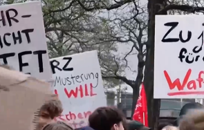 хиляди ученици германия излязоха протест закона казармата