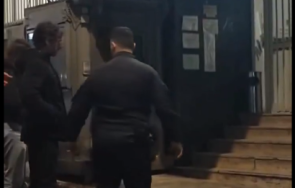 неизвестни лица атакуваха полицейско управление атина коктейли молотов видео