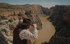 български уестърн тръгна кината сащ