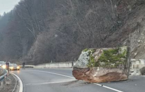 голяма скала падна пътя банско гоце делчев спряха трафика