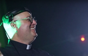 католически свещеник разпространява посланията диджей видео