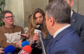 превъртя кокорчо налетя журналистка пробва издърпа микрофона видео