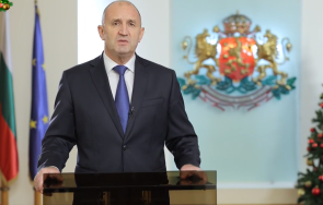 последен валс уплашено олисяло човече мижава реч обратното броене вече започна другарю радев