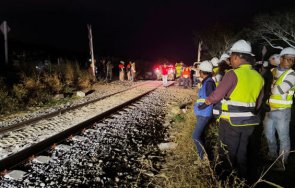 влак дерайлира мексико загинаха близо 100 ранени