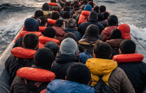 гръцката брегова охрана спаси 108 мигранти южно