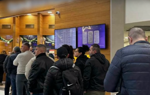 приемането еврото опашки банките цялата страна внасяне превалутиране пари