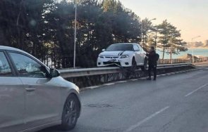 майсторско паркиране кола украинска шофьорка кацна мантинела слънчев бряг снимка